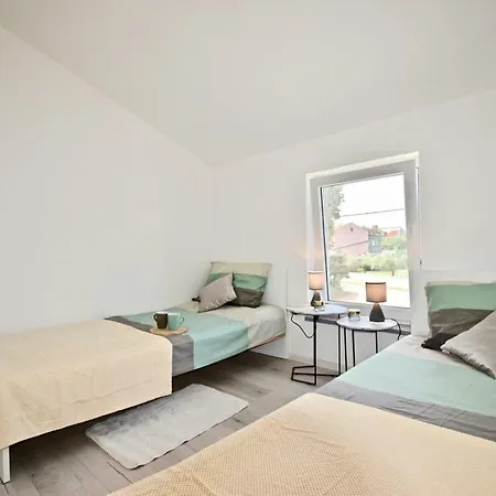 Bright And Spacious With Grill *** Daire Pula