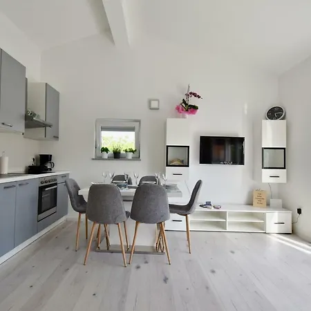 Apartment Bright And Spacious With Grill *** Pula