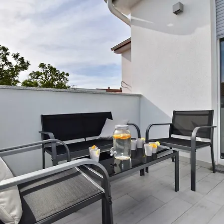 Bright And Spacious With Grill *** Apartment