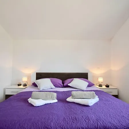 Bright And Spacious With Grill ***