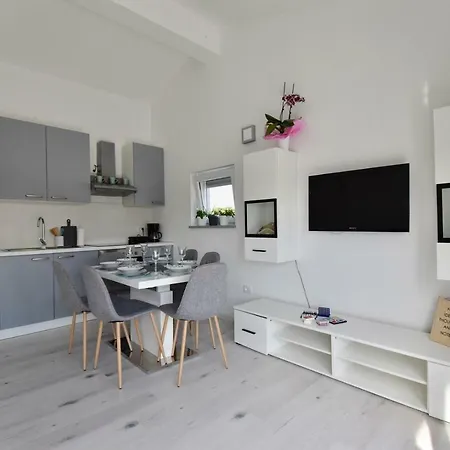 Bright And Spacious With Grill ***