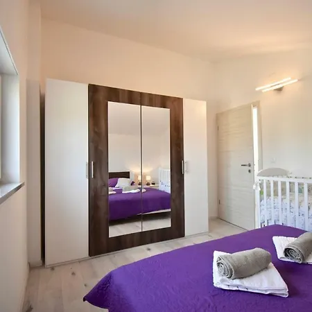 Bright And Spacious With Grill *** *