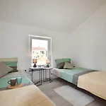Bright And Spacious With Grill *** 普拉