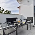 Bright And Spacious With Grill *** Apartament