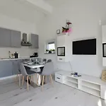 Bright And Spacious With Grill ***