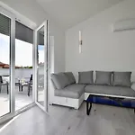 Bright And Spacious With Grill *** *