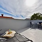 Bright And Spacious With Grill *** * Pula