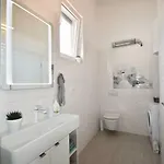 Apartament Bright And Spacious With Grill ***